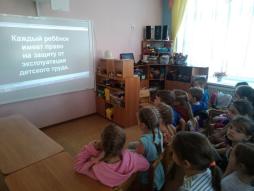 В апреле в подготовительной группе №2 прошли мероприятия по воспитанию правовой культуры дошкольников.
Ребятам показали обучающий мультфильм «Азбука прав ребенка». После просмотра, дети вместе с воспитателем обсудили свои гражданские права и обязанности.